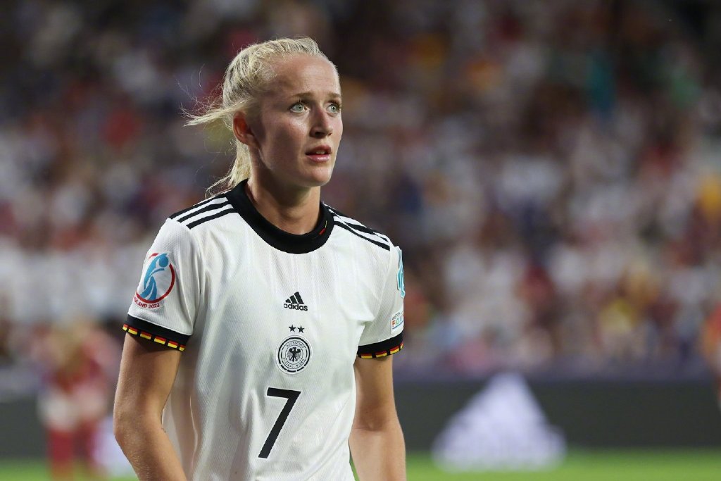 包含德国女足球员荣膺年度最佳球员称号的词条